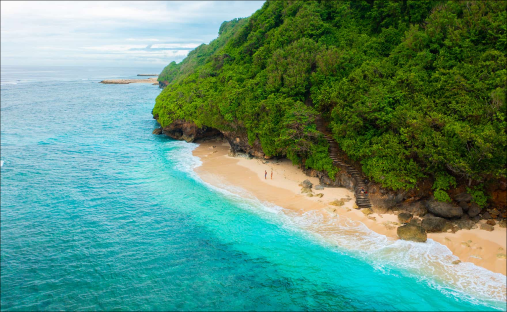 Best Beach In Uluwatu For Swimming: Green Bowl beach